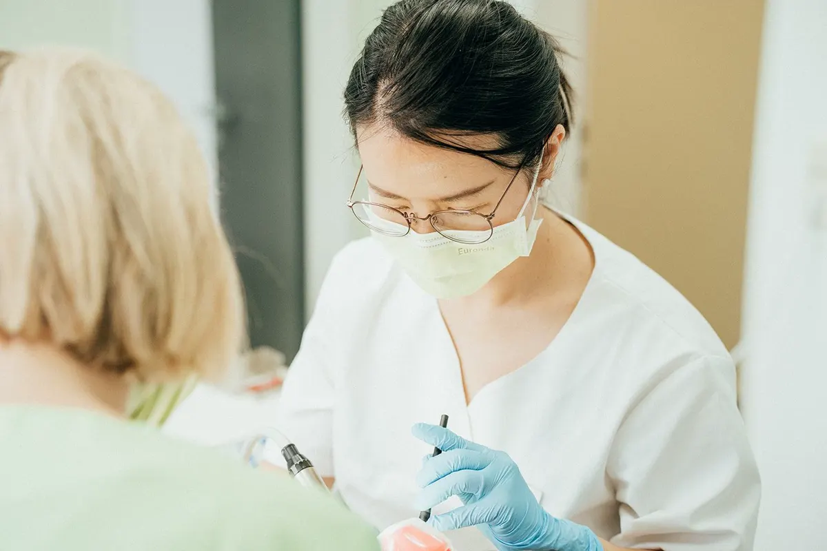 Dr. Jiang bei einer Behandlung